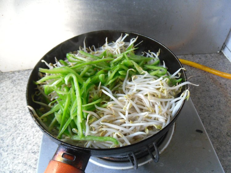 青椒炒豆芽步骤7