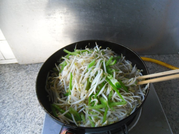 青椒炒豆芽步骤8