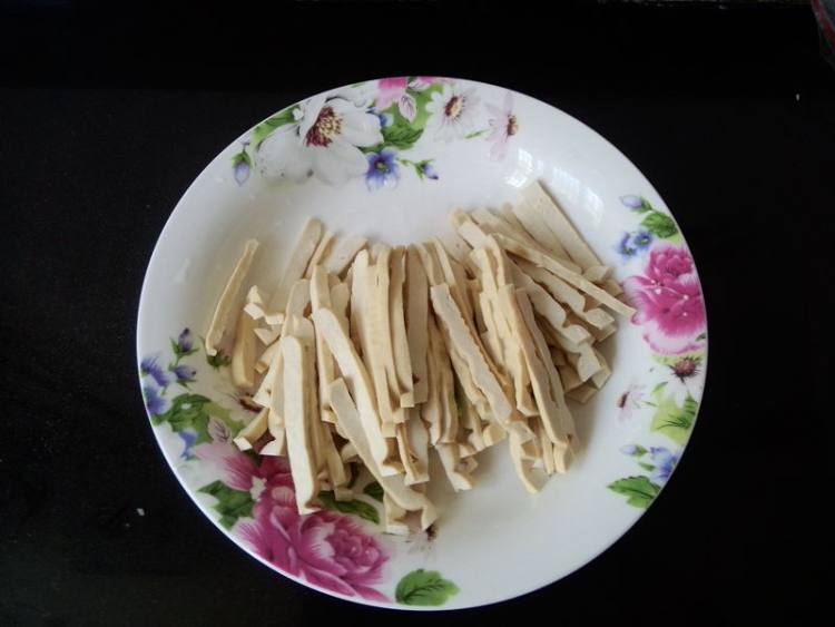 榨菜炒三丝步骤2