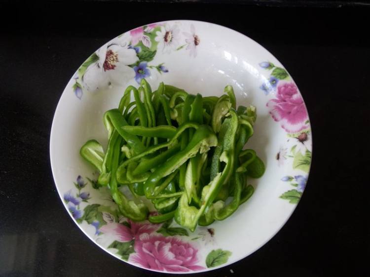 榨菜炒三丝步骤3