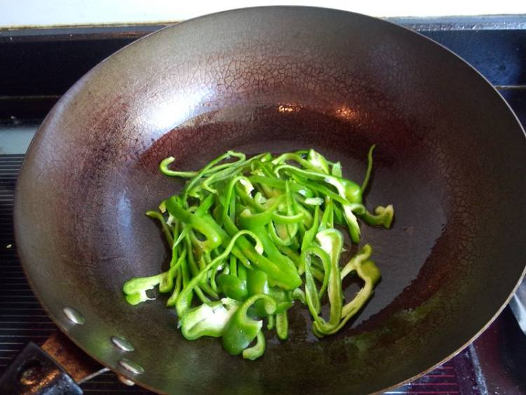 榨菜炒三丝步骤5