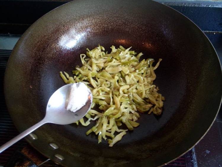 榨菜炒三丝步骤8
