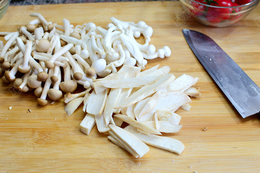 锡纸烤蘑菇步骤2