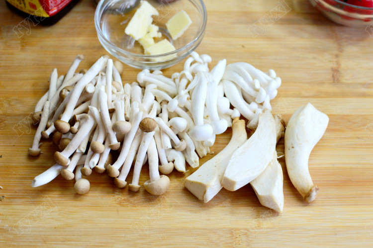 锡纸烤蘑菇步骤1