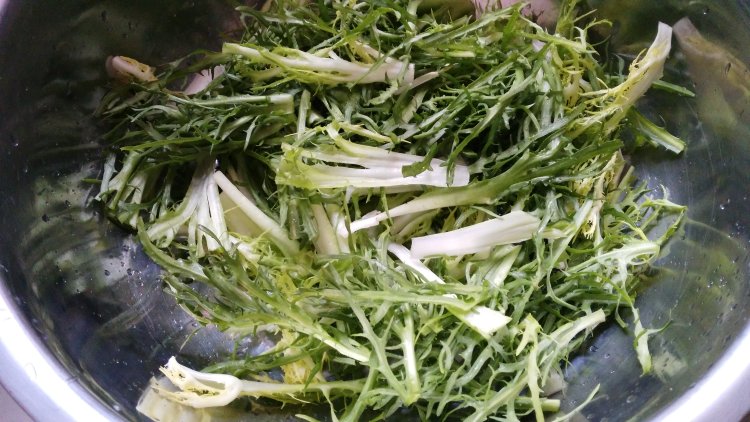 凉拌野生苦菊步骤2