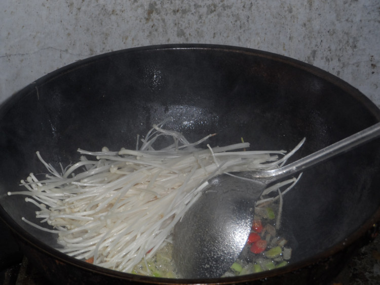 辣炒金针菇步骤3
