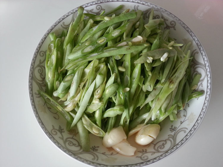 豆角炒西红柿步骤1