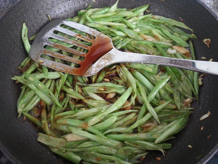 豆角炒西红柿步骤5