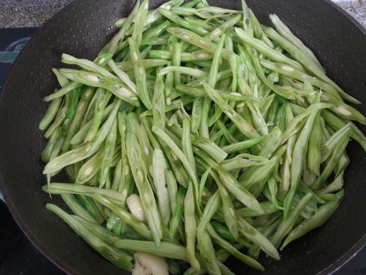 豆角炒西红柿步骤4
