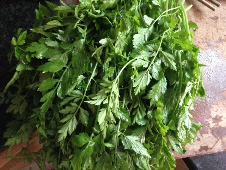清炒水芹菜步骤1