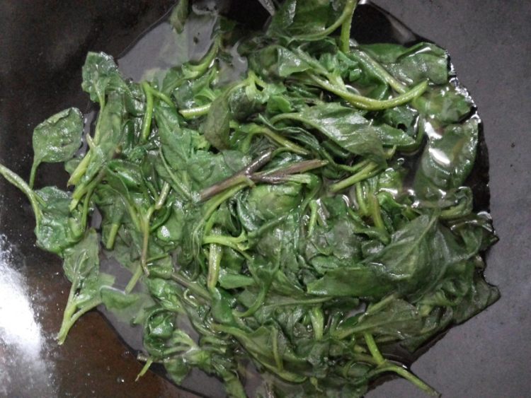 清炒白毛菜步骤5