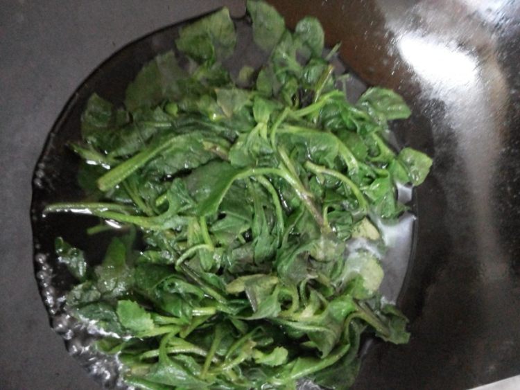 清炒白毛菜步骤4
