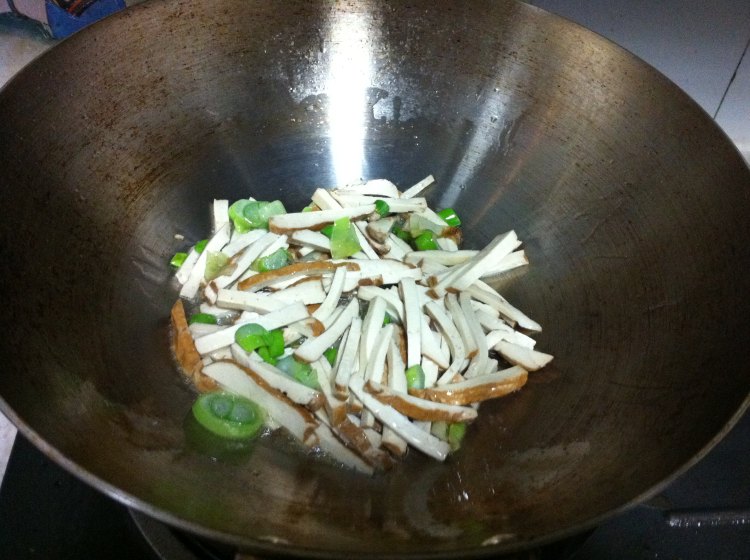 豆芽炒香干步骤4