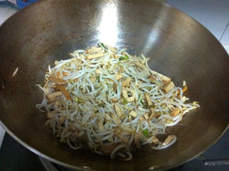 豆芽炒香干步骤6