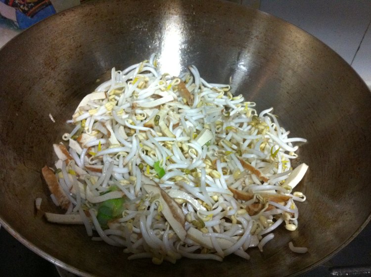豆芽炒香干步骤5