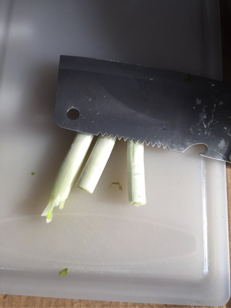 大葱炒茼蒿步骤1