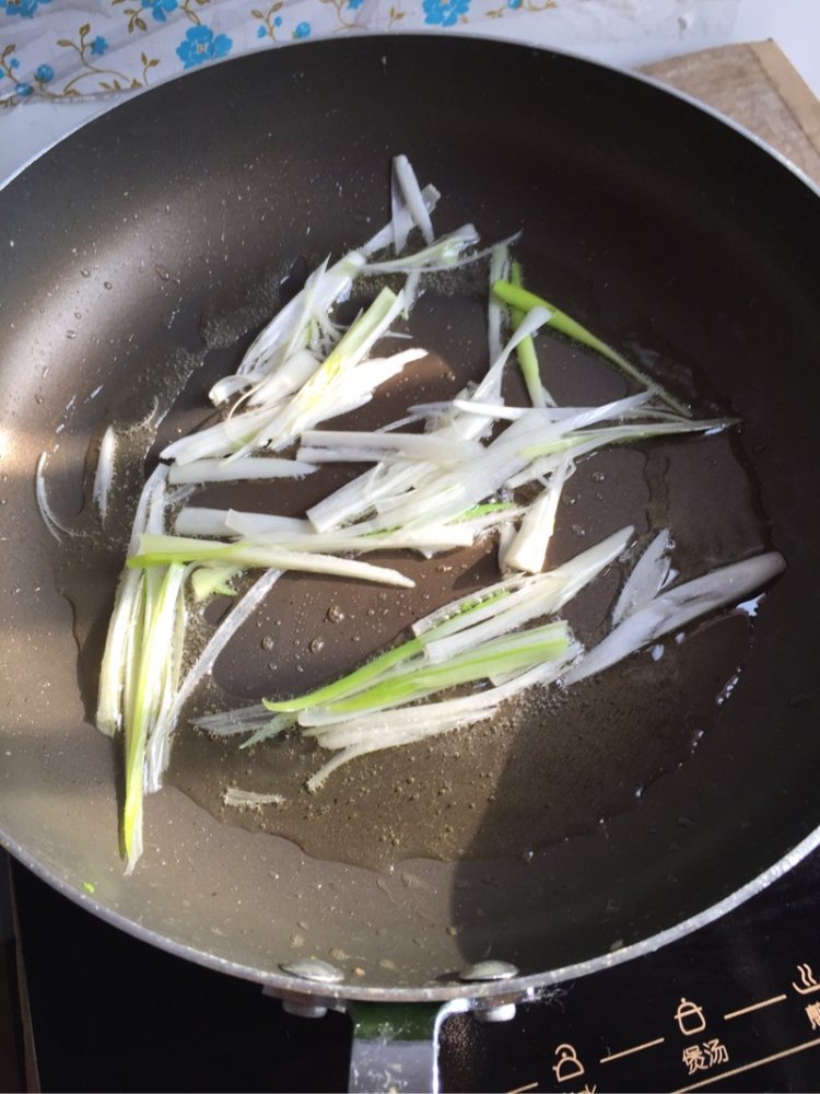 大葱炒茼蒿步骤3