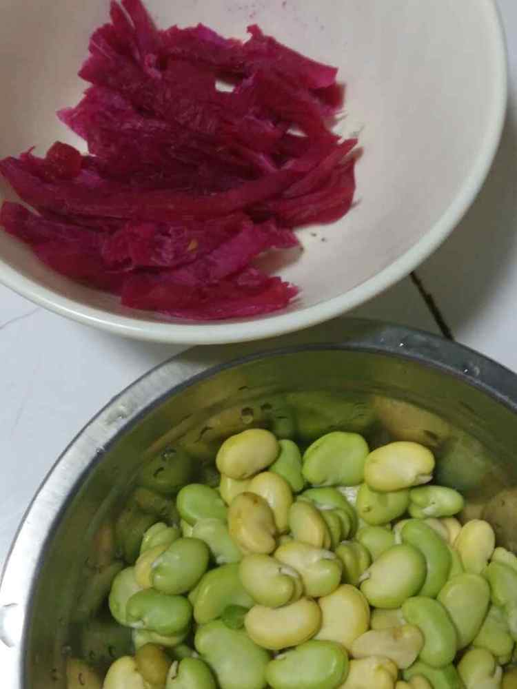 火龙果皮拌蚕豆步骤1