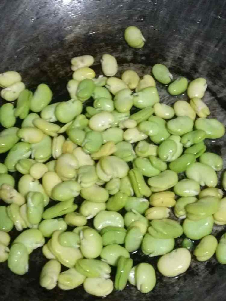 火龙果皮拌蚕豆步骤2