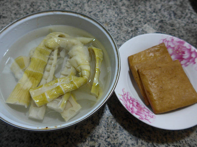 香干拌羊尾笋步骤1