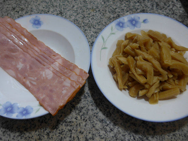 培根炒萝卜干步骤1