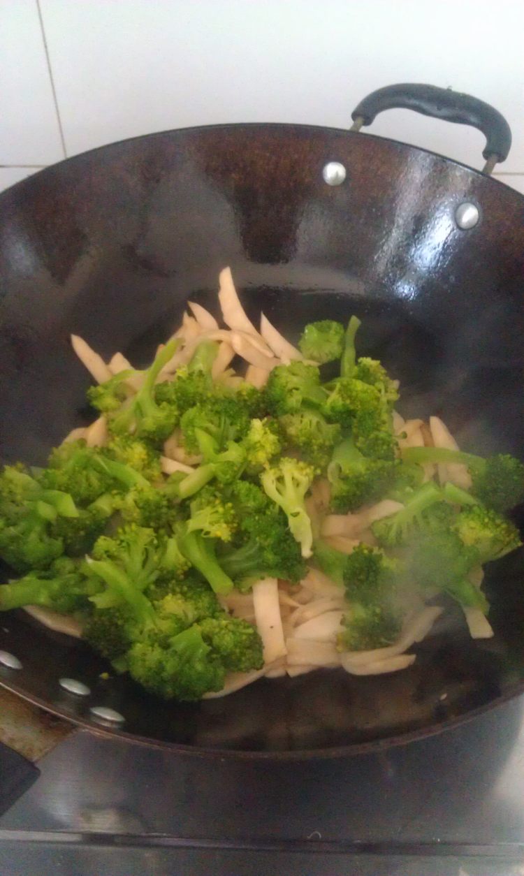 西兰花炒杏鲍菇步骤7