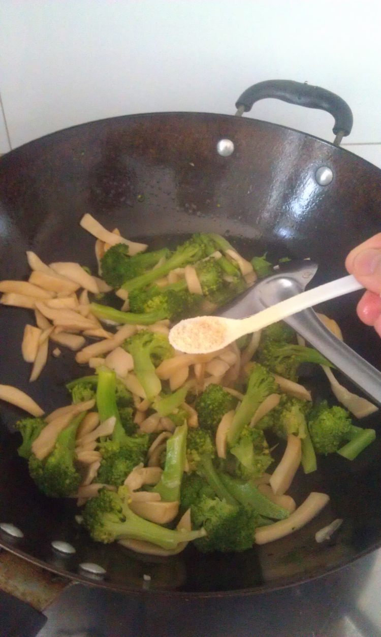 西兰花炒杏鲍菇步骤9