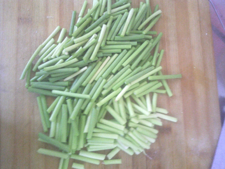 青瓜木耳蒜苔步骤2