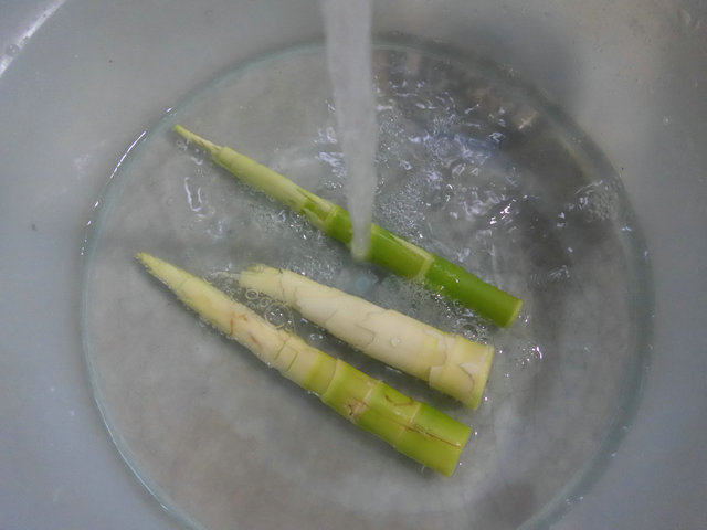 雪菜雷笋炒蚕豆步骤3