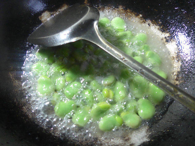 雪菜雷笋炒蚕豆步骤7
