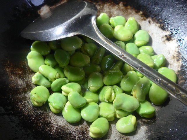 雪菜雷笋炒蚕豆步骤6