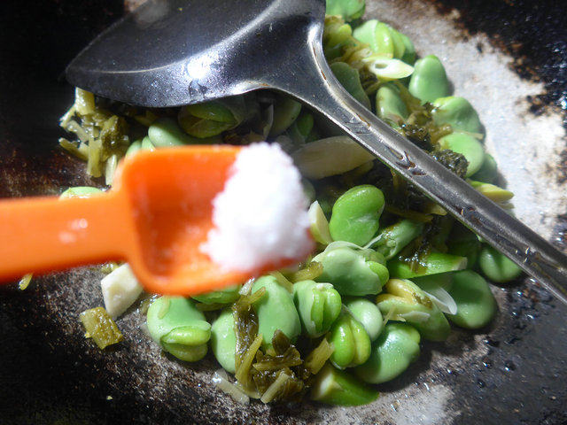 雪菜雷笋炒蚕豆步骤9