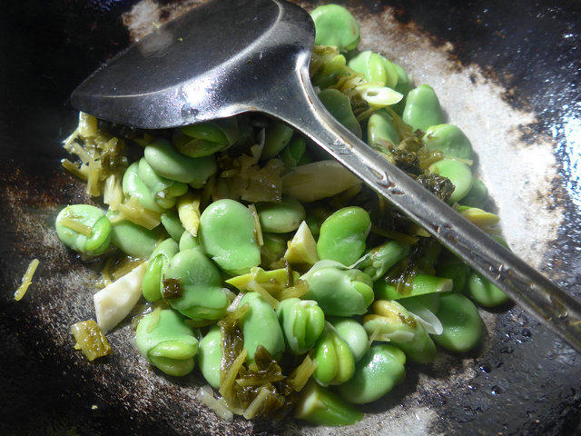 雪菜雷笋炒蚕豆步骤8