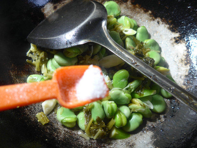 雪菜雷笋炒蚕豆步骤10