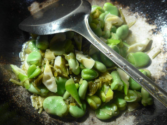 雪菜雷笋炒蚕豆步骤11