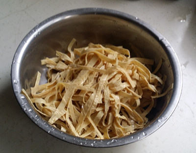 香菜拌豆腐皮步骤3