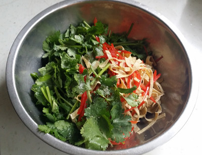 香菜拌豆腐皮步骤4