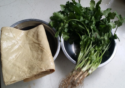 香菜拌豆腐皮步骤1