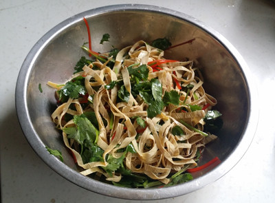 香菜拌豆腐皮步骤5