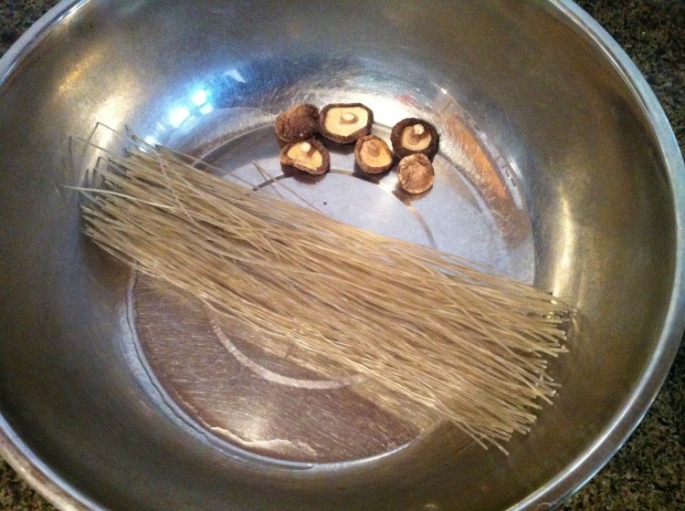 香菇粉条炒甘蓝步骤1