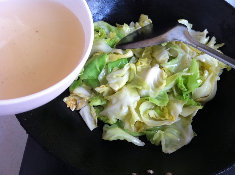 香菇粉条炒甘蓝步骤7