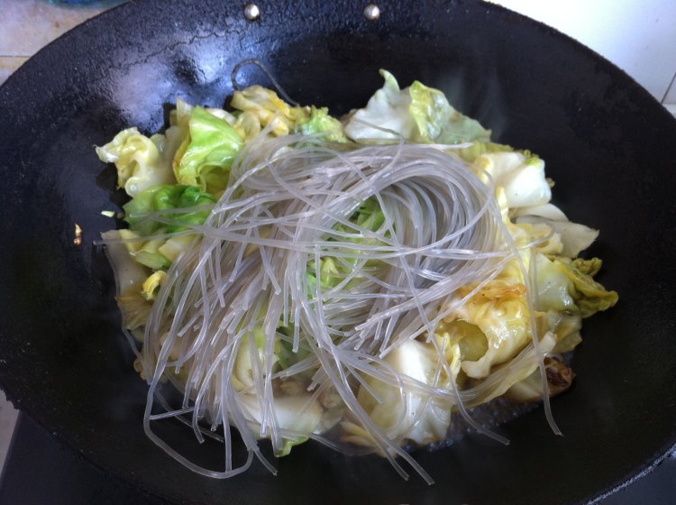 香菇粉条炒甘蓝步骤9