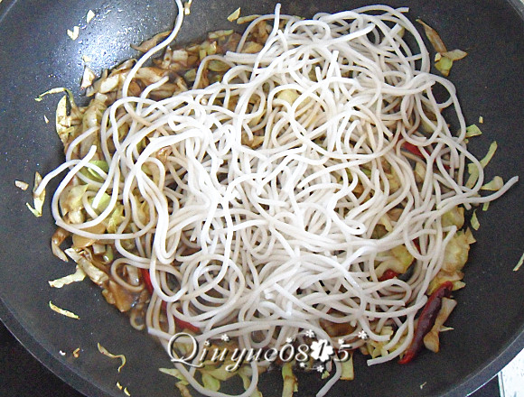 圆白菜炒粉丝步骤6