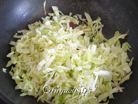 圆白菜炒粉丝步骤4