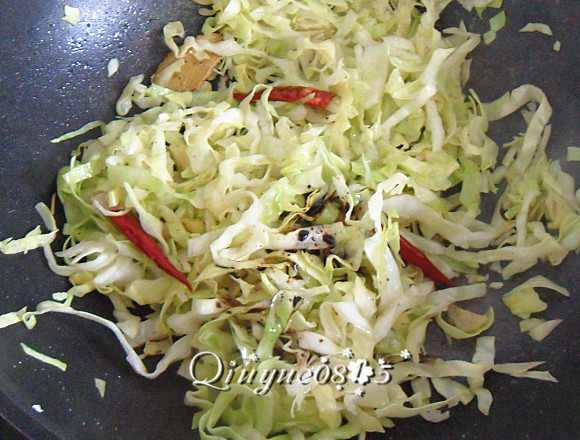 圆白菜炒粉丝步骤5