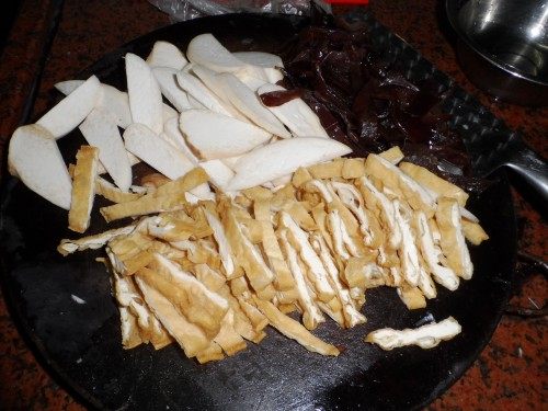 木耳豆腐干炒杏鲍菇步骤1