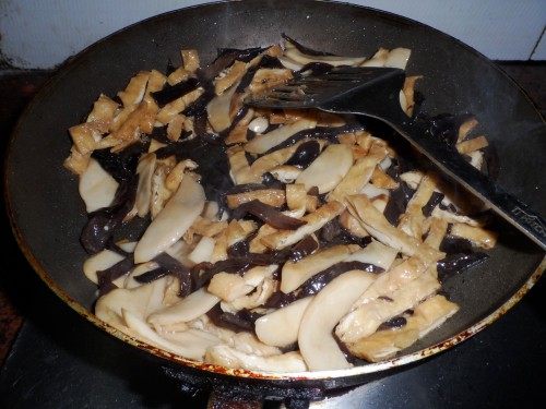 木耳豆腐干炒杏鲍菇步骤6
