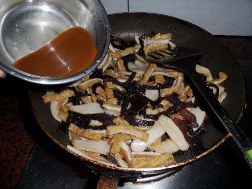 木耳豆腐干炒杏鲍菇步骤8