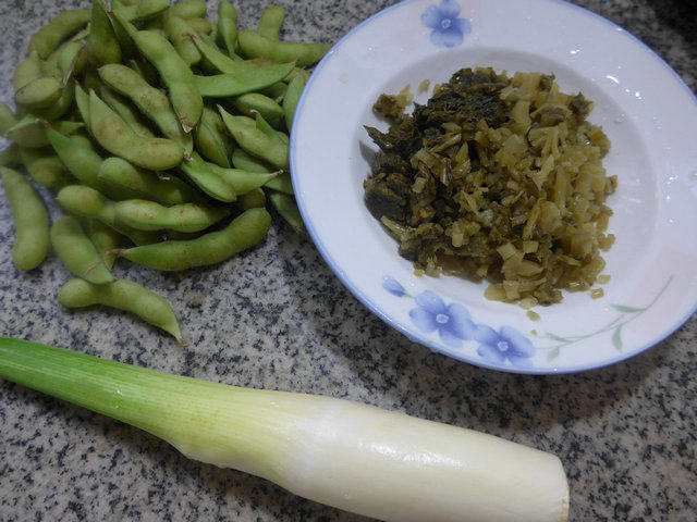 雪菜茭白炒毛豆步骤1