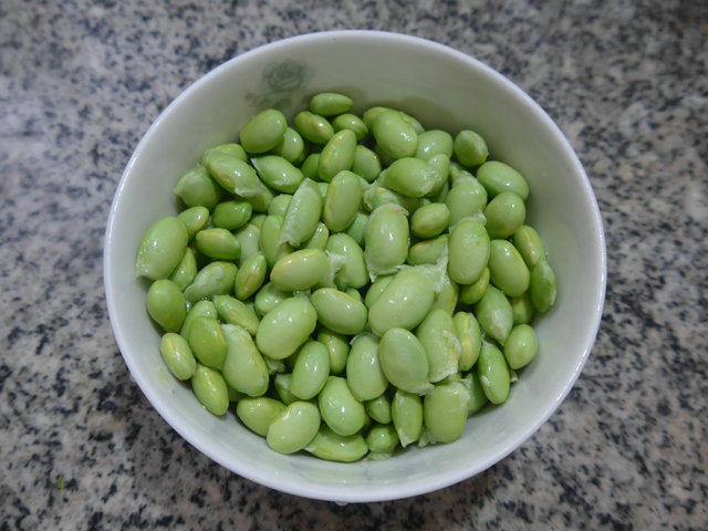雪菜茭白炒毛豆步骤2